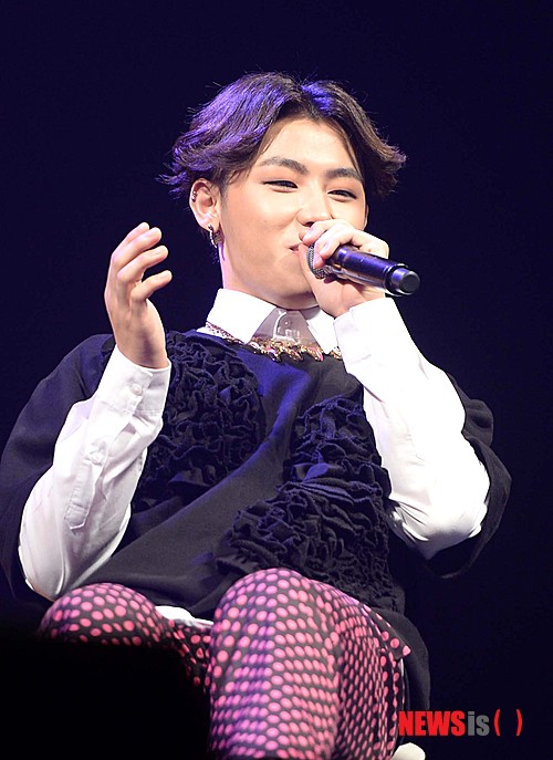 【서울=뉴시스】고범준 기자 = 그룹 블락비 유권이 23일 오후 서울 광진구 악스코리아에서 열린 미니앨범 'H.E.R(헐)' 컴백 쇼케이스에 참석해 취재진 질문에 답하고 있다. 2014.07.23.&nbsp; bjko@newsis.com