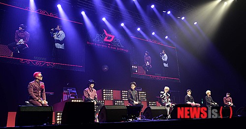 【서울=뉴시스】고범준 기자 = 그룹 블락비 지코(왼쪽 네번째)가 23일 오후 서울 광진구 악스코리아에서 열린 미니앨범 'H.E.R(헐)' 컴백 쇼케이스에서 앨범 소개를 하고 있다. 2014.07.23.&nbsp; bjko@newsis.com