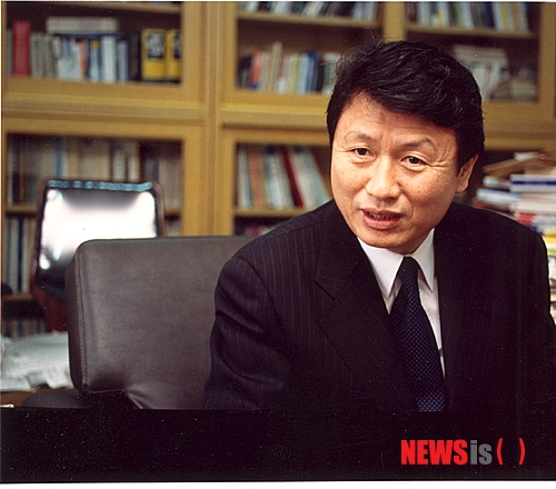 【서울=뉴시스】오제일 기자 = 요절한 근대문학가 이상(李箱·1910~1937)이 소설가 최정희(1912~1990)에게 자필로 쓴 연서로 추정되는 편지가 공개됐다.&nbsp; 권영민(66) 단국대 석좌교수는 23일 최정희의 딸인 소설가 김채원(68)씨가 보관하던 300여편의 편지를 정리하는 과정에서 해당 편지를 확인했다고 밝혔다. 현재까지 알려진 이상의 편지 글은 모두 10편으로 연서가 공개되는 것은 이번이 처음이다.&nbsp; 권 교수는 해당 편지를 이상의 친필로 보는 근거로 '글씨체가 영인문학관에 보관된 이상의 친필 유고와 일치하는 점', '편지 끝 부분에 적힌 '이상'이라는 한자 표시'를 들었다.&nbsp; 최정희는 1931년 '삼천리'에 '정당한 스파이'로 등단한 소설가다. 가난 때문에 흉가를 얻어 사는 여성 가장의 삶을 1인칭 시점으로 묘사한 '흉가'(1937)와 1939년부터 2년간 차례로 발표한 '인맥' '지맥' '천맥' 3부작이 대표작이다.&nbsp; 최정희는 잡지사 삼천리에 근무하고 조선일보 기자로 활동하게 되면서 미모의 여성 작가로 주목받았다. 시인 백석(1912~1996)을 포함해 당대의 문사들에게 구애를 받은 것으로 알려졌다.&nbsp;&nbsp; 권 교수는 이상이 최정희를 알게 된 시기를 연작시 '오감도'를 발표한 후 금홍과 결별한 1935년 무렵이라고 추정했다. 공개된 편지에는 최정희를 향한 애절한 마음과 정신적 좌절에서 벗어나 다시 글을 쓰겠다는 약속 등이 담겼다.&nbsp; "정히야, 나는 이제 너를 떠나는 슬품을, 너를 니즐 수 없어 얼마든지 참으려구 한다. 하지만 정히야, 이건 언제라도 조타. 네가 백발일 때도 조코 래일이래도 조타. 만일 네 '마음'이–흐리고 어리석은 마음이 아니라 네 별보다도 더 또렷하고 하늘보다도 더 높은 네 아름다운 마음이 행여 날 찻거든 혹시 그러한 날이 오거든 너는 부듸 내게로 와다고-. 나는 진정 네가 조타."(원문 표기)&nbsp; 편지는 이상이 발표한 소설 '종생기'의 내용과 연관성을 띄고 있다. '종생기'에서 여주인공 '정희'는 주인공 '이상 선생'을 사랑하는 여인인 것처럼 그려져 있지만 사실은 다른 남성과 깊은 관계에 있음을 암시한다.&nbsp; 권 교수는 "'정희'로부터의 사랑의 배반을 자신의 종생과 관련시킨 소설이 정희의 편지로 시작하고 있다는 것이 흥미롭다"며 "최정희와의 관계를 소재로 하면서 실제로는 반대로 자신의 욕망과 그 좌절을 표현하고 있다는 점이 놀랍다"고 말했다.&nbsp; 공개된 편지는 다른 편지와 유품들과 함께 향후 설립될 종로문학관(가칭)에 기증된다. 이후 단행본으로 출간될 예정이다. 권 교수는 이 편지를 24일 통인동 '이상의 집'에서 열리는 '오감도 80주년 기념 특별 강연'에서 일반에 공개하고 뒷이야기를 소개한다.&nbsp; kafka@newsis.com