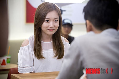 【서울=뉴시스】오제일 기자 = 케이블채널 tvN 'SNL 코리아'에서 활약했던 탤런트 김슬기(23)가 KBS 2TV 새 월화드라마 '연애의 발견'(극본 정현정, 연출 김성윤·이응복)에 출연한다.&nbsp; 가구 디자이너이자 '한여름'(정유미)과 가구 공방 '여름&소나무'의 공동대표 '윤솔'로 등장한다. 사랑에 빠지면 정신없이 직진하면서도 남자 앞에서는 수줍어지는 캐릭터다.&nbsp; 앞서 김슬기는 'SNL 코리아'를 통해 '귀여운 욕쟁이' 캐릭터로 주목받았다.&nbsp; '연애의 발견'은 tvN '로맨스가 필요해 1, 2, 3'을 집필한 정현정 작가의 새 로맨틱 코미디물이다. 연애 중인 여주인공 앞에 헤어진 옛 남자친구가 나타나며 진정한 사랑을 찾아간다는 이야기다.&nbsp; 그룹 '신화'의 에릭(35)과 탤런트 정유미(31)도 나온다. /kafka@newsis.com