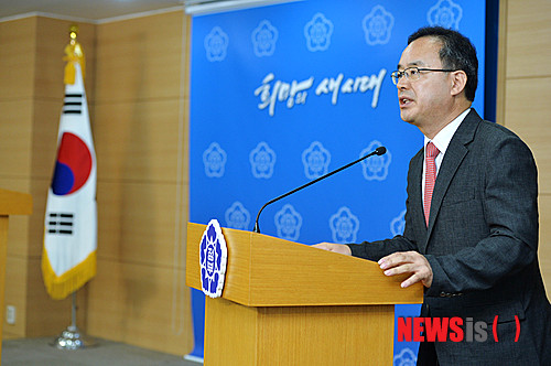 【서울=뉴시스】박문호 기자 = 대한축구협회 신임 기술위원장을 맡은 이용수 세종대 교수가 24일 오후 서울 종로구 세종대로 정부서울청사 브리핑실에서 소감을 말하고 있다. 2014.07.24.&nbsp; go2@newsis.com