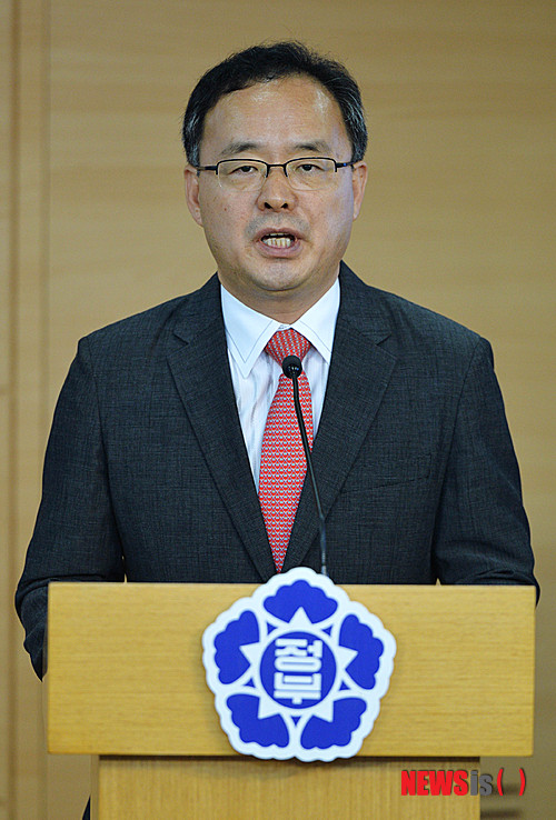 【서울=뉴시스】박문호 기자 = 대한축구협회 신임 기술위원장을 맡은 이용수 세종대 교수가 24일 오후 서울 종로구 세종대로 정부서울청사 브리핑실에서 소감을 말하고 있다. 2014.07.24.&nbsp; go2@newsis.com