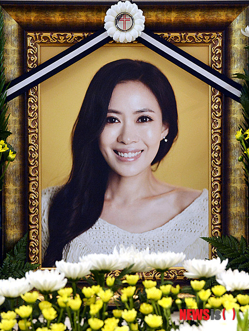 【서울=뉴시스】사진공동취재단 = 위암 말기로 투병중 사망한 가수 겸 배우 故 유채영(본명 김수진)씨의 빈소가 24일 오후 서울 서대문구 신촌동 신촌세브란스병원 장례식장에 마련되고 있다. 2014.07.24.&nbsp; photo@newsis.com