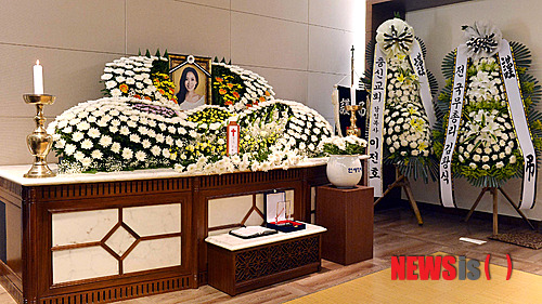 【서울=뉴시스】사진공동취재단 = 위암 말기로 투병중 사망한 가수 겸 배우 故 유채영(본명 김수진)씨의 빈소가 24일 오후 서울 서대문구 신촌동 신촌세브란스병원 장례식장에 마련되고 있다. 2014.07.24.&nbsp; photo@newsis.com