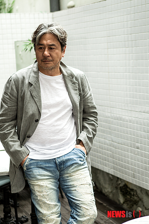 【서울=뉴시스】손정빈 기자 = 배우 최민식(52)은 인터뷰를 하면서 담배 두 개피를 피웠다. 하지만 그가 실제로 담배 연기를 들이마신 건 세 차례 뿐이다. 본격적인 대화가 이뤄지자 그는 담배에 불을 붙였고, 영화와 연기에 대해 말 하느라 담배가 필터 가까이까지 타들어가는 것도 모르고 이야기를 했다. 담뱃재가 테이블 위에 떨어지자 그때서야 담배를 재떨이에 구겨 넣는 일을 두 차례 반복했다.&nbsp; jb@newsis.com