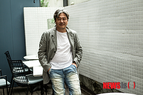 【서울=뉴시스】손정빈 기자 = 배우 최민식(52)은 인터뷰를 하면서 담배 두 개피를 피웠다. 하지만 그가 실제로 담배 연기를 들이마신 건 세 차례 뿐이다. 본격적인 대화가 이뤄지자 그는 담배에 불을 붙였고, 영화와 연기에 대해 말 하느라 담배가 필터 가까이까지 타들어가는 것도 모르고 이야기를 했다. 담뱃재가 테이블 위에 떨어지자 그때서야 담배를 재떨이에 구겨 넣는 일을 두 차례 반복했다.&nbsp; jb@newsis.com