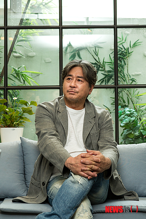 【서울=뉴시스】손정빈 기자 = 배우 최민식(52)은 인터뷰를 하면서 담배 두 개피를 피웠다. 하지만 그가 실제로 담배 연기를 들이마신 건 세 차례 뿐이다. 본격적인 대화가 이뤄지자 그는 담배에 불을 붙였고, 영화와 연기에 대해 말 하느라 담배가 필터 가까이까지 타들어가는 것도 모르고 이야기를 했다. 담뱃재가 테이블 위에 떨어지자 그때서야 담배를 재떨이에 구겨 넣는 일을 두 차례 반복했다.&nbsp; jb@newsis.com
