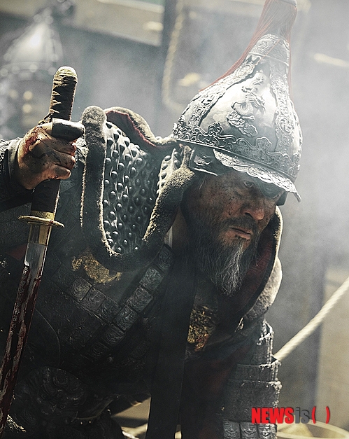 【서울=뉴시스】손정빈 기자 = 배우 최민식(52)은 인터뷰를 하면서 담배 두 개피를 피웠다. 하지만 그가 실제로 담배 연기를 들이마신 건 세 차례 뿐이다. 본격적인 대화가 이뤄지자 그는 담배에 불을 붙였고, 영화와 연기에 대해 말 하느라 담배가 필터 가까이까지 타들어가는 것도 모르고 이야기를 했다. 담뱃재가 테이블 위에 떨어지자 그때서야 담배를 재떨이에 구겨 넣는 일을 두 차례 반복했다.&nbsp; jb@newsis.com