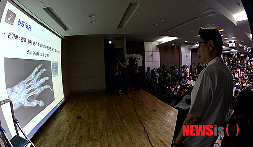 【서울=뉴시스】서재훈 기자 = 국립과학수사연구원이 25일 오전 서울 양천구 국과수 서울분원에서 유병언 전 세모그룹 회장의 시신을 정밀 감식한 결과를 발표, 서중석 원장(오른쪽)이 브리핑을 하고 있다. 2014.07.25.&nbsp; jhseo@newsis.com