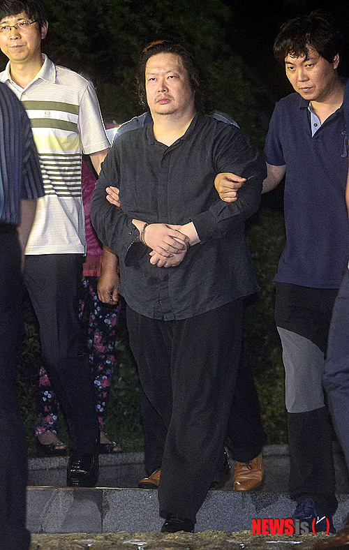 【인천=뉴시스】최동준 기자 = 용인의 한 오피스텔에서 검거된 유병언 전 세모그룹 회장의 장남 유대균 씨 25일 오후 인천시 남구 인천지방검찰청으로 압송되고 있다. 2014.07.25.&nbsp;&nbsp; photocdj@newsis.com