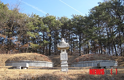  【청주=뉴시스】강신욱 기자 = 충북도는 음성군 대소면 성본리에 있는 어재연 장군과 동생 어재순의 묘를 기념물로 지정 예고했다. 사진은 어재연(왼쪽)·재순 형제의 묘. 2014.07.27. (사진=음성군정 제공)&nbsp;&nbsp; photo@newsis.com