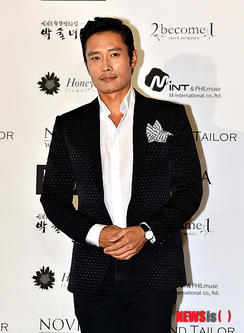 【서울=뉴시스】조종원 기자 = 27일 오후 서울 광진구 쉐라톤그랜드 워커힐호텔 서울점에서 열린 전 축구 국가대표 박지성과 SBS 전 김민지 아나운서의 결혼식에 참석한 배우 이병헌이 포즈를 취하고 있다. 2014.07.27.&nbsp; choswat@newsis.com