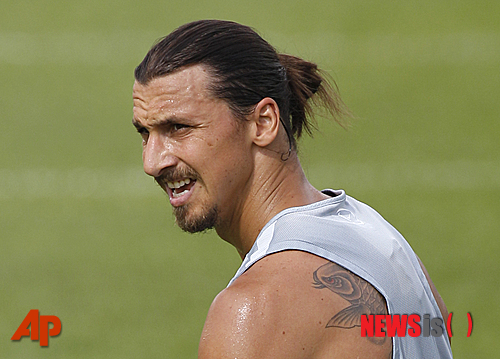 【홍콩=AP/뉴시스】지난 7월27일 홍콩에서 파리 생제르맹 소속 공격수인 즐라탄 이브라히모비치(스웨덴·33)가 훈련을 소화하고 있다. 스웨덴을 대표하는 슈퍼스타인 이브라히모비치는 휴식기인 크리스마스를 맞아 고향인 스웨덴에서 엘크를 사냥해 동물보호단체의 비판에 직면했다. 2014.12.31