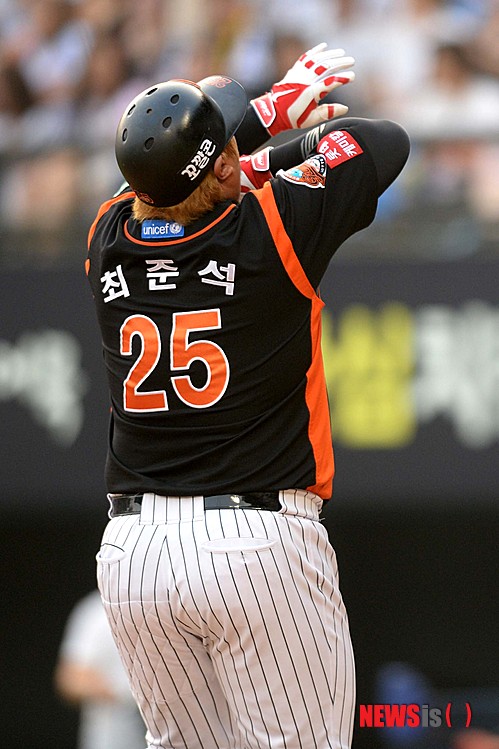【서울=뉴시스】고범준 기자 = 27일 오후 서울 잠실야구장에서 열린 2014 한국야쿠르트 세븐 프로야구 LG 트윈스와 롯데 자이언츠의 경기에서 4회초 무사 1,3루 롯데 최준석이 우익수 뒤 홈런을 치고 홈인해 세리머니를 하고 있다. 2014.07.27.&nbsp; bjko@newsis.com