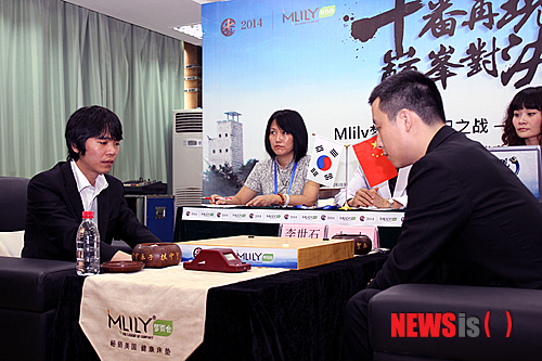 【서울=뉴시스】이세돌(31·왼쪽) 9단이 27일 중국 안후이성(安徽) 루안(六安)에서 열린 중국 구리(古力·31) 9단과의 'Mlily 몽백합(夢百合) 이세돌-구리 10번기'의 제6국에서 178수 만에 백 불계승하며 종합전적 4승2패를 기록했다.&nbsp;&nbsp;&nbsp; 