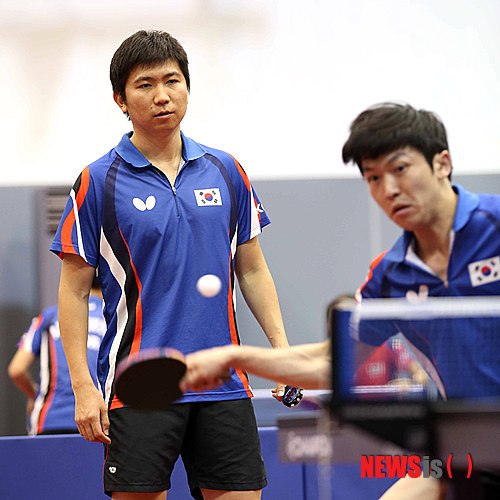 【서울=뉴시스】대표팀 코치로 변신한 유승민(왼쪽). (사진=월간탁구 안성호 기자 제공) 