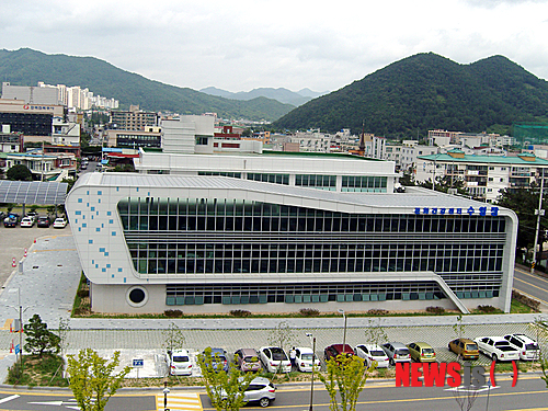 【순천=뉴시스】김석훈 기자 = 전남 순천시 문화건강센터 수영장이 지난해 5월 착공해 1년 2개월의 공사 기간을 걸쳐 29일 준공한다. 구도심에 들어선 수영장은 국비 27억원 등 96억원의 건축비를 들여 지하1층, 지상3층으로 건축됐으며 25m길이 6레인 수영장과 유아풀, 체력단련실, 체력인증센터를 갖췄다. 2014.07.28. (사진=순천시청 제공) kim@newsis.com