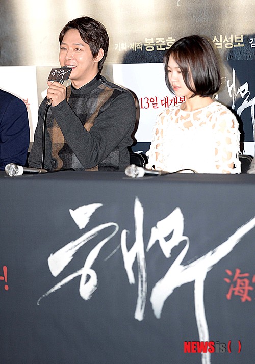 【서울=뉴시스】고범준 기자 = 배우 박유천이 28일 오후 서울 성동구 행당동 CGV 왕십리점에서 열린 영화 '해무(감독 심성보)'언론 시사회에 참석해 인사말을 하고 있다. 오른쪽은 배우 한예리. 2014.07.28.&nbsp; bjko@newsis.com