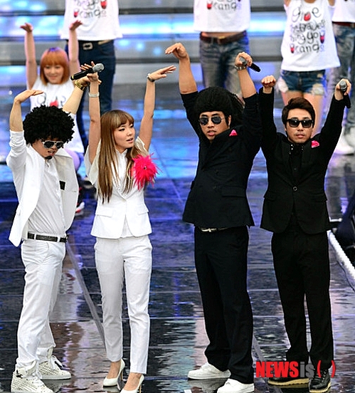 【서울=뉴시스】오제일 기자 = KBS 2TV '개그콘서트'의 코너 '용감한 녀석들'로 인기를 누린 개그맨 정태호·신보라·박성광·양선일이 9월13일 오후 5시 연세대학교 노천극장에서 '용기백배 콘서트'를 개최한다.&nbsp; 대학생 등록금 지원을 위한 공연으로 2012년 처음 열린 뒤 올해로 3회째다.&nbsp; 그동안 아이유·비스트·씨스타·포미닛·타이거JK·윤미래·DJ DOC·다이나믹 듀오·B1A4·제국의 아이들·걸스데이 등의 가수들이 재능기부 형태로 참여, 뜻을 같이했다.&nbsp; 콘서트 관계자는 "'용기백배 콘서트'를 기다리는 팬들과 학업을 위해 장학금을 필요로 하는 대학생들을 위해 뜨거운 의리로 뭉쳐 이번 콘서트를 진행한다"고 전했다.&nbsp; 8월 티켓 발매와 동시에 출연 가수들을 공개할 예정이다.&nbsp; kafka@newsis.com