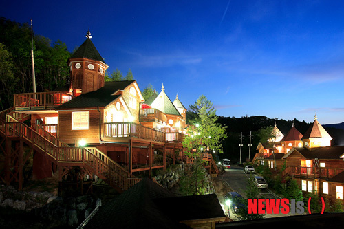 【춘천=뉴시스】박혜림 기자 = 강원 평창군 봉평면에 위치한 숲속의 요정 펜션이 웅장한 자태를 드러내고 있다. 2014.07.28. (사진=한국관광공사 제공) photo@newsis.com