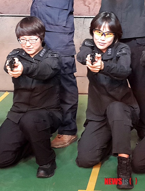 【대구=뉴시스】배준수 기자 = 지난 28일 실시된 '제14회 경찰권총 마스터 검정'에서 300점 만점에 285점과 288점을 받아 경찰 최고 총잡이인 마스터 반열에 오른 대구경찰청 경찰특공대 소속 박지영(31·왼쪽) 경사와 박영아(33) 경장이 포즈를 취하고 있다. 2014.07.29 (사진 = 대구지방경찰청 제공)&nbsp; photo@newsis.com