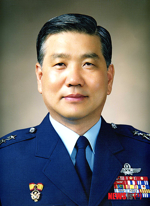 【서울=뉴시스】손정빈 기자 = “2014년 7월1일 현재, 청와대로 최소 84개의 땅굴망이 인입돼 있다.”&nbsp; 한성주(60) 장군이 북한 땅굴의 실태를 폭로했다. 동시에 이에 대비하지 않고 있는 안보 책임자들을 고발하는 ‘여적의 장군들’을 펴냈다.&nbsp; jb@newsis.com