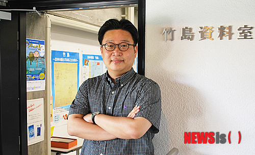 【뉴욕=뉴시스】노창현 특파원 = 일본이 일제 강점기 때 남획해 멸종시킨 독도 강치를 캐릭터로 만들어 독도를 일본땅으로 홍보하는 어처구니없는 사실이 드러났다. 최근 일본 시마네(島根)현과 오키(隠岐)섬을 답사하고 돌아온 한국 홍보 전문가 서경덕 성신여대 교수는 29일 독도 강치 캐릭터를 만화와 함께 홍보하고 새로 발간된 지도에 ‘독도는 일본땅’이라고 표기하고 사이고항의 ‘독도와 바다를 돌려달라’라는 큰 제목의 입간판도 디자인을 바꾸고 더 크게 주차광장 입구에 들어섰다고 밝혔다. 2014.07.29. <사진=서경덕 교수 제공>&nbsp; robin@newsis.com