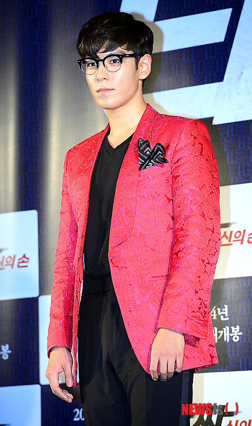 【서울=뉴시스】김진아 기자 = 가수 겸 배우 최승현이 29일 오전 서울 광진구 롯데시네마 건대입구점에서 '타짜: 신의 손' 제작보고회에서 포토타임을 갖고 있다.   올 추석 개봉예정인 '타짜2'는 허영만 화백의 동명 만화 '타짜' 시리즈의 2부 '타짜: 신의 손'을 영화화한 작품으로 삼촌 고니를 닮아 어린 시절부터 남다른 손재주와 승부욕을 보이던 대길(최승현)이 타짜 세계에 겁없이 뛰어들면서 목숨줄이 오가는 한판 승부를 벌이는 이야기를 그린다. 2014.07.29.  bluesoda@newsis.com