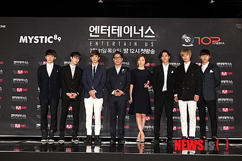 【서울=뉴시스】오제일 기자 = "윤종신은 SM, YG, JYP 등보다 야심으로 더 가득하다. 진정한 악마 같은 프로듀서인 것 같은데 겉으로는 숨기고 있어서 좋았다."(박준수 PD) 작곡, 프로듀싱, 예능 프로그램 출연, '월간 윤종신' 전시 개최, 페스티벌 기획 등으로 분주한 가수 겸 제작자 윤종신(45)이 대표 직함을 걸고 있는 '매니지먼트사 미스틱89'의 부흥을 위해 아이돌그룹 '틴탑'과 손을 잡았다. "실제 극 속의 윤종신은 비열한 사람으로 나온다. 충분히 있을법한 사람이기도 하지만, 요즘 시청자들은 현실과 가상을 구분할 수 있는 능력이 있을거로 생각한다. '윤종신이 실제 그런 거 아닌가'라고 착각할 정도의 연기를 보이기도 하지만."(윤종신) 케이블채널 엠넷이 새 예능프로그램 '엔터테이너스'를 내보낸다. 현실과 가상의 경계를 아슬아슬하게 걷는 연출을 '블랙 드라마'라고 이름 붙였다. 전작에서 유사 장르인 '음악의 신' '방송의 적' 등을 히트시킨 박준수 PD가 만든다. "이전 작품보다 드라마적인 요소가 많다. 캐릭터들도 모두 자기 이름으로 출연하기 때문에 리얼리티 요소가 확보된다. 앞선 작품이 코믹한 사람들을 리얼리티로 풀었다면, '엔터테이너스'는 드라마 요소가 많은 상황에 코미디를 넣었다."(박준수 PD) '틴탑'을 최정상 아이돌로 만들기 위해 수단과 방법을 가리지 않는 윤종신을 통해 가요계의 이면을 풍자로 푼다. "방송을 보면서 찔리는 관계자들이 많을 거다. 찔리는 사람들이 자기 이야기다 싶을 정도로 불법적인 내용, 합법적이지만 부조리한 면들을 보여주고 싶다. 모든 기획사를 놀라게 하고 싶은 마음이다."(박준수 PD) "실제로는 야망보다 부지런함이 모토다. 여러 가지 방면에서 진행 중인 시도들은 부지런함과 성실함에 베이스를 둔 거다. 이것들이 다 성공하면 왕국을 이룰 수 있을 것 같기도 하지만, 그건 부지런함의 결과이지 야망의 결과는 아닌 거 같다. 현재는 소속 아티스트들의 대중적인 느낌의 안착, 그들을 다 성공시키는 게 목표다."(윤종신) 틴탑은 순수하다는 이유로 캐스팅됐다. '악마' 윤종신에 바쳐지는 '제물'로 제격이라는 이유에서다. "윤종신 선배님이 좋은 사람이라는 이야기를 많이 들었다. 함께 연기하다 보니 선배님이 연기를 잘해서 좋은 면만 있는 건지 실제로 야심이 가득한 지 헷갈릴 지경이다"(니엘), "우리는 연기를 잘 못 해서 리얼 반, 연기 반으로 하고 있다."(캡) 미스틱89를 배경으로 펼쳐지는만큼 소속 뮤지션이 다수 등장한다. 특히 김예림(20)은 백치미 넘치는 팜파탈 캐릭터로 나온다. 틴탑의 천지(21)와 러브라인도 예정됐다. "러브라인이 떨리기도 하고 어색할 거 같아 걱정도 많았다. 캐릭터 자체에 재미있는 대사가 많아 일반적인 러브라인과는 또 다른 재미가 있을 것 같다."(김예림) 31일 밤 12시 첫 방송된다. kafka@newsis.com