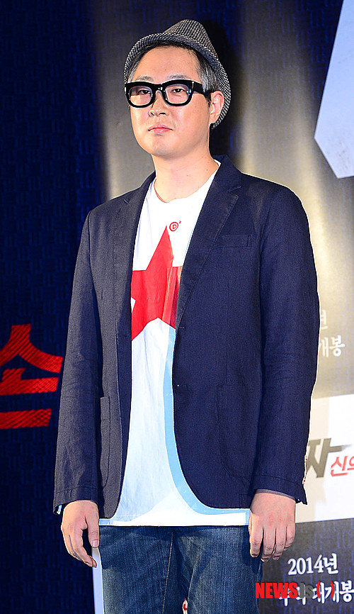 【서울=뉴시스】김진아 기자 = 강철형 감독이 29일 오전 서울 광진구 롯데시네마 건대입구점에서 '타짜: 신의 손' 제작보고회에서 포토타임을 갖고 있다.   올 추석 개봉예정인 '타짜2'는 허영만 화백의 동명 만화 '타짜' 시리즈의 2부 '타짜: 신의 손'을 영화화한 작품으로 삼촌 고니를 닮아 어린 시절부터 남다른 손재주와 승부욕을 보이던 대길(최승현)이 타짜 세계에 겁없이 뛰어들면서 목숨줄이 오가는 한판 승부를 벌이는 이야기를 그린다. 2014.07.29.  bluesoda@newsis.com 