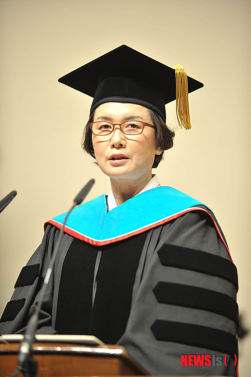 【서울=뉴시스】29일 서울 서대문구 이화여자대학교 김영의홀에서 열린 '제14대 김선욱 총장과 제15대 최경희 총장의 이·취임식'에서 최경희 총장이 취임사를 하고 있다. 2014.07.29. (사진=이화여자대학교 제공)&nbsp;&nbsp; photo@newsis.com 