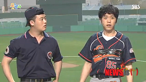 【서울=뉴시스】박영주 기자 = 개그맨 김정환(33)이 SBS TV '웃음을 찾는 사람들2'의 코너 '아후킁텡풍텡테'(아후텡)의 아이디어를 얻게 된 비화를 털어놓았다.&nbsp; '웃찾사'의 인기코너 '아후텡'은 "어떻게 윗사람에게 '아후쿵텡풍텡테'(아무 의미 없는 말)라고 할 수 있느냐?"고 억지를 부르며 주고받는 대화로 이뤄진다. 한 사람의 정상인과 여러 사람의 비정상인이 대화하면 정상인이 비정상처럼 보일 수 있다는 내용이다.&nbsp; 억울한 상황에 처한 김정환이 투덜거리는 것을 윗사람이 들으면서 생겨난 코너다. "동기 최백선과 실제로 투덜대다가 아이디어를 얻었다. 군소리를 여러모로 연구하니 '아후'는 기본으로 들어가고 '쿵' '풍' '테' '텡' 등의 말이 많이 들어가는 것을 발견했다"고 밝혔다.&nbsp; 김정환은 개그맨 시험에 6차례 낙방한 끝에 SBS 개그맨으로 데뷔했다.&nbsp; '웃찾사'는 목요일 밤 11시25분에 방송된다.&nbsp; gogogirl@newsis.com