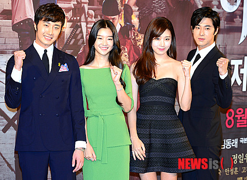 【서울=뉴시스】김진아 기자 = 배우 정일우, 서예지, 정윤호, 고성희가 29일 오후 서울 영등포구 여의도동 63빌딩에서 열린 MBC 드라마 '야경꾼 일지' 제작발표회에서 포토타임을 갖고 있다. 2014.07.29. bluesoda@newsis.com