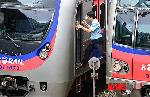 【서울=뉴시스】조종원 기자 = 1호선 구로역 내 역무실과 붙어 있는 고객 화장실에서 불이나 17분만에 진화된 30일 오전 서울 구로역에 열차들이 화재 여파로 멈춰있다. 코레일은 화재여파로 구로역 상·하행선 열차가 모두 중단됐다가 다시 운행을 시작했으나 수동으로 신호를 취급해 다소 불편할수 있다고 전했다. 2014.07.30. choswat@newsis.com