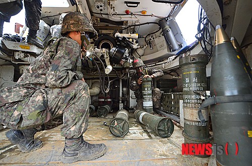 【포천=뉴시스】고승민 기자 = 30일 오전 경기 포천시 창수면 한 사격장에서 26사단 주관으로 열린 통합화력운용 훈련에서 K-55 자주포에 탑승한 장병들이 장전을 하고 있다.&nbsp; 통합화력운용이란 박격포, 자주포, 육군항공, 전술공군 등을 활용해 화력공격이 큰 타격효과를 거둘 수 있도록 표적지역에 가용자산을 시·공간적으로 집중 운용하는 전술이다. 2014.07.30.&nbsp; kkssmm99@newsis.com