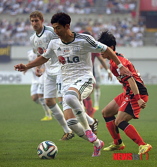 【서울=뉴시스】김인철 기자 = 30일 오후 서울월드컵경기장에서 열린 LG전자 초청으로 열린 바이엘 04 레버쿠젠과 FC서울의 친선경기에서 레버쿠젠 손흥민이 FC서울 고광민을 피해 드리블을 하고 있다. 2014.07.30.&nbsp; yatoya@newsis.com