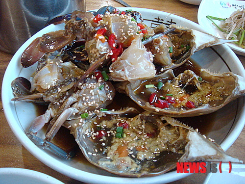 【부천=뉴시스】박영주 기자 = 제 아무리 맛있는 음식이라도 ‘밥도둑’이라는 훈장을 따내기는 쉽지 않다. 누구나 고개를 끄덕일 수 있는 맛과 예부터 전해져 온 명성이 뒷받침돼야 한다. 게장은 오래 전부터 3대 밥도둑으로 불리며 한국인들의 입맛을 사로잡고 있다. 내장까지 살찌운 먹음직스런 게장을 보고 지나칠 수 있는 의지가 있다면, 올해 여름에는 틀림없이 다이어트에 성공할 것이다. gogogirl@newsis.com 