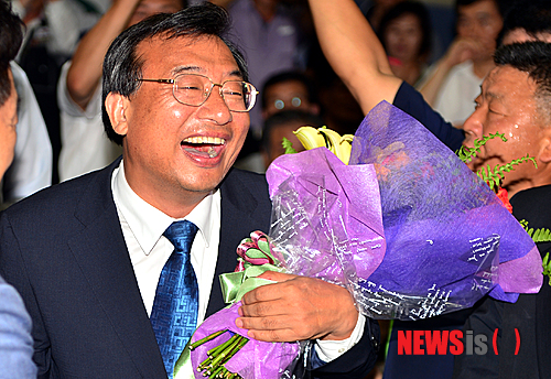 【순천=뉴시스】류형근 기자 = 7·30 재보궐선거 순천·곡성 국회의원에 당선이 유력시 되는 새누리당 이정현 후보가 30일 오후 전남 순천시 새누리당 전남도당 선거사무소에서 꽃다발을 받고 밝게 웃고 있다. 2014.07.30. hgryu77@newsis.com