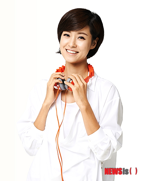 【서울=뉴시스】손정빈 기자 = MBC TV 주말 '뉴스데스크'를 진행하는 이정민(37) 아나운서가 음악방송 MC로 활동영역을 넓힌다.&nbsp; 31일 케이블 채널 MBC뮤직에 따르면, 이 아나운서는 8월3일부터 일요일 오전 11시 '가요시대'를 진행한다.&nbsp; MBC뮤직 측은 이 아나운서가 이달 중순 진행한 첫 녹화에서 안정적인 진행 실력을 선보였다고 전했다.&nbsp; 이정민 아나운서는 "뉴스 밖의 모습을 시청자에게 보일 수 있어 설레고 기쁘다"며 "즐겨 듣던 노래를 현장에서 듣고 함께 이야기할 수 있어 행복한 녹화였다"고 밝혔다. /jb@newsis.com