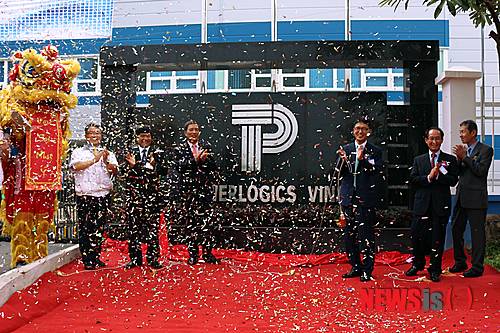 【서울=뉴시스】파워로직스 김원남 대표(오른쪽 3번째)와 베트남 빈푹성 팜반봉(왼쪽 3번째) 당서기장이 31일 파워로직스 베트남법인 준공식에서 박수를 치고 있다. (사진= 파워로직스 제공)&nbsp;&nbsp; photo@newsis.com 