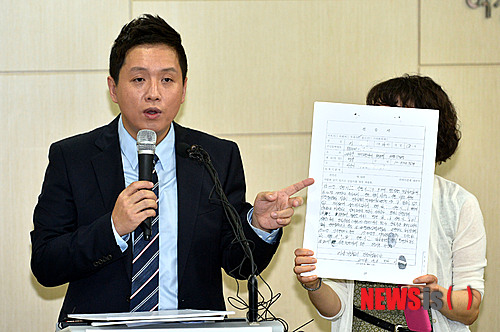 【서울=뉴시스】박동욱 기자 = 31일 오후 서울 영등포구 군인권센터에서 임태훈 소장이 지난 4월 선임병들에게 집단구타 당한 후 사망한 28사단 윤아무개(23) 일병 사망사건과 관련 현안 브리핑을 하고 있다. 2014.07.31.&nbsp; fufus@newsis.com 