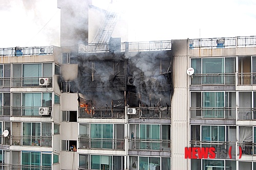 【익산=뉴시스】강명수 기자 = 2일 오전 9시51분께 전북 익산시 모현동의 한 아파트 14층에서 불이나 15층까지 번져 소방당국이 진압에 나섰다. 2014.08.02 smister@newsis.com