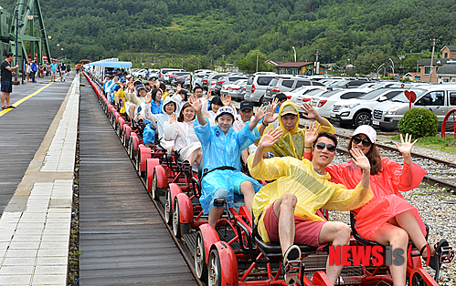 【정선=뉴시스】홍춘봉 기자 = 강원 정선군의 대표 관광 상품으로 알려진 레일바이크에 탑승한 관광객들이 비가 내리고 있는 가운데 3일 환호하며 레일바이크를 즐기고 있다. 2014.08.03. (사진=정선군 제공)&nbsp;&nbsp;&nbsp;&nbsp;&nbsp; photo@newsis.com&nbsp; 