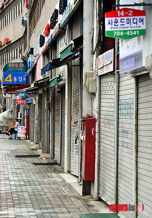 【서울=뉴시스】조종원 기자 = 본격적인 여름휴가 시즌인 3일 오후 서울 용산전자상가에서 상점들이 하계휴가를 떠나 한적한 모습을 보이고 있다. 2014.08.03.&nbsp; choswat@newsis.com