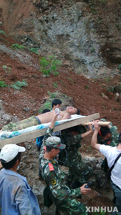 【자오통(昭通)=신화/뉴시스】중국 서남부 윈난(雲南)성 자오퉁(昭通)시 루뎬(魯甸)현에서 3일 규모 6.5의 지진이 발생해 150여 명이 사망한 가운데 구조원들이 부상자를 옮기고 있다. 사진은 휴대전화로 촬영됐다. 2014.08.04