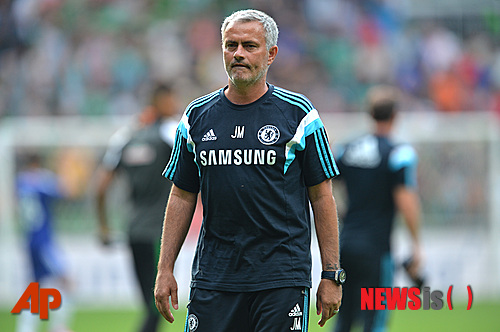 【브레멘(독일)=AP/뉴시스】잉글랜드 프로축구 프리미어리그의 첼시가 유니폼 메인 스폰서를 삼성에서 터키항공으로 교체할 것이라는 보도가 나왔다. 영국 '데일리 메일'은 9일(한국시간) "2005년부터 첼시의 유니폼 스폰서를 맡아온 삼성의 계약이 이번 시즌을 끝으로 만료된다"며 "터키항공이 삼성의 자리를 대신할 것"이라고 전했다. 사진은 지난달 3일 독일 브레멘에서 훈련을 선수들의 훈련을 지켜보고 있는 조세 무리뉴 감독의 모습.2014.9.9.
