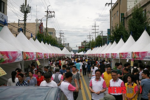 【세종=뉴시스】노왕섭 기자 = 제2회 세종조치원복숭아 축제가 지난 2일부터 3일까지 세종시 조치원전통시장 일원에서 열린 가운데 축제장을 찾은 시민들이 행사장을 가득 메우고 있다. 2014.08.04. nws5700@newsis.com