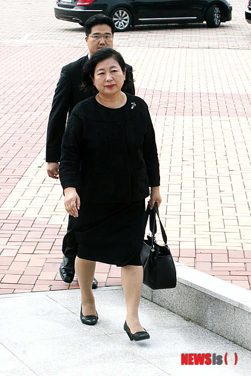 【고성(강원)=뉴시스】김경목 기자 = 현정은 현대그룹 회장이 4일 오전 금강산에서 열리는 고 정몽헌 회장 추모식에 참석하기 위해 강원 고성군 동해선도로남북출입사무소(CIQ)에 들어서고 있다.&nbsp; photo31@newsis.com