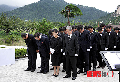 【서울=뉴시스】김진아 기자 = 현정은 현대그룹 회장과 조건식 사장 등 현대아산 임직원들이 지난 2014년 8월4일 금강산 현지에서 원동연 아태 부위원장 등 북측 관계자 20여명과 함께 故 정몽헌 회장 11주기 추모식을 진행하고 있다. 2014.08.04. (사진=현대그룹 제공) photo@newsis.com