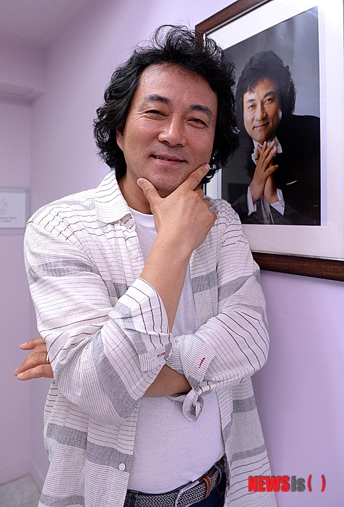 【서울=뉴시스】김인철 기자 = 새 교향악단 '심포니 송'을 창단한 지휘자 함신익이 5일 오전 서울 강남구 논현동 심포니송에서 뉴시스와 인터뷰전 포즈를 취하고 있다. 2014.08.05.&nbsp; yatoya@newsis.com